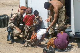 sharing-food-with-bedouin-kids-2